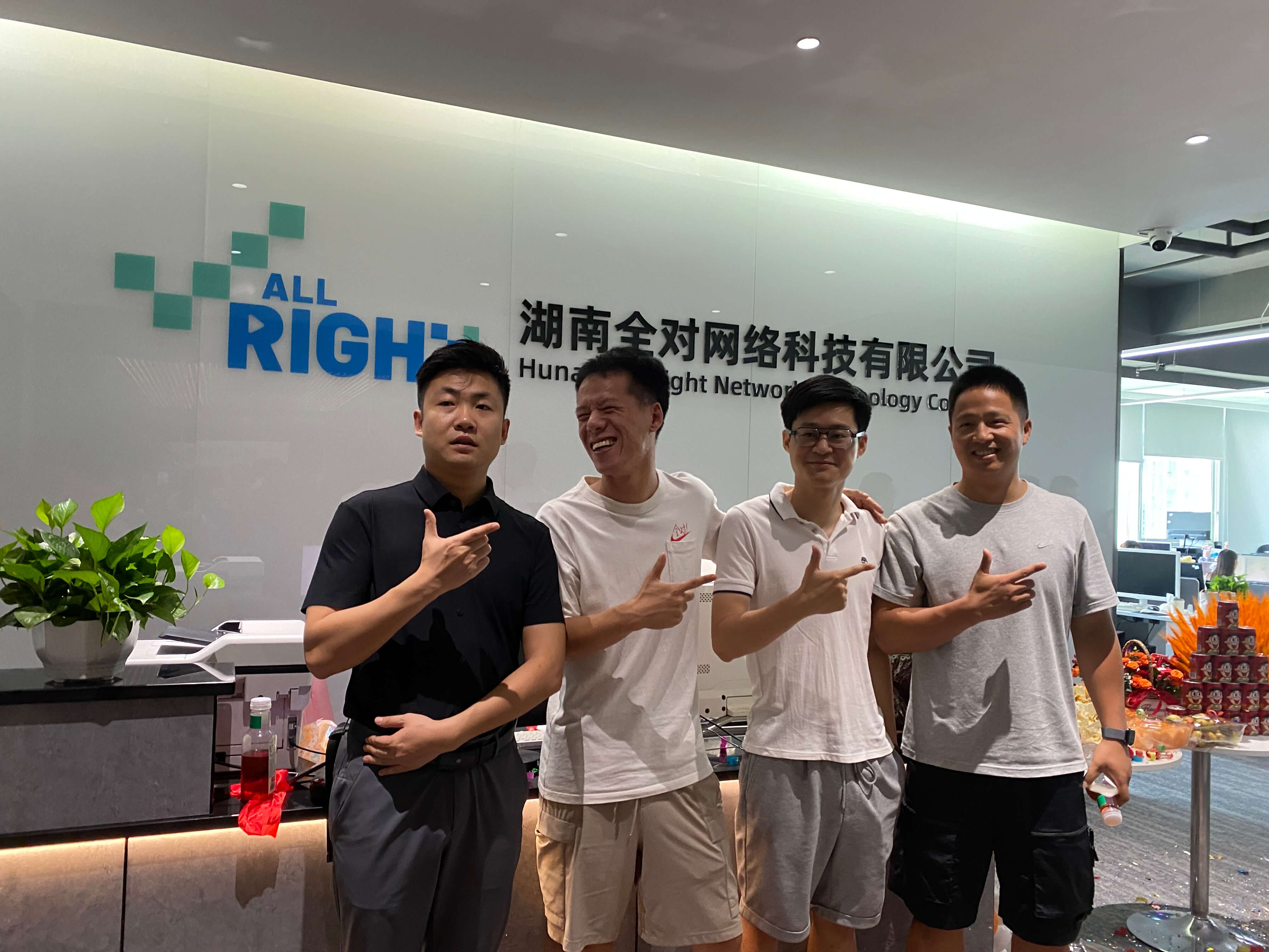 开业当天和高管合影
